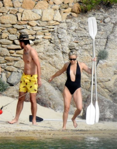 Kate Hudson Kisses Boyfriend Danny Fujikawa On The Beach In Greece Photos Pinayflixx Mega