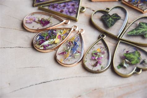The clear epoxy won't be visible but will create a strong and long lasting bond. DIY epoxy resin jewellery - common mistakes and tips how ...