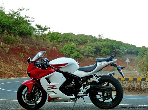 Its front dual disc brakes. Hyosung GT250R Review - Pros, Cons, Specs & Ratings