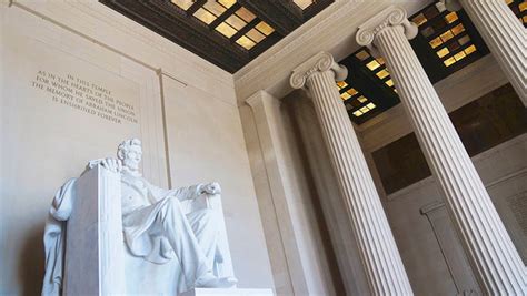 Lincoln Memorial Defaced By Vandal Travelpulse
