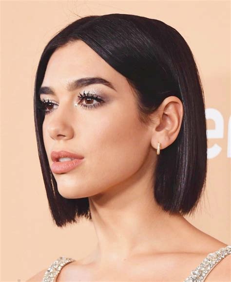 Depois de ter aderido aos fios em duas tonalidades durante a quarentena (e se tornado rainha da. Pin on Dua Lipa ⭐☀️⭐
