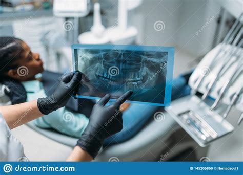 El Dentista De Sexo Femenino Muestra Problema En Imagen De La Radiograf