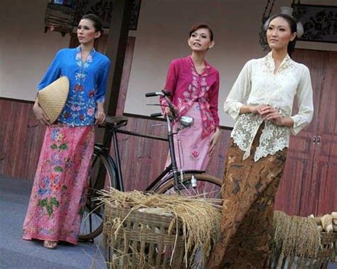Yuk intip beberapa model dan gaya pakaian adat yang. Pakaian Adat Jawa Barat | Model pakaian, Pakaian, Pakaian ...
