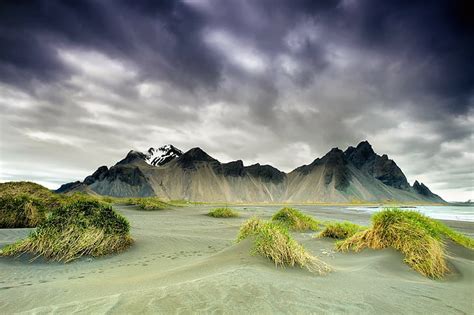 Islandia Stokksnes Montaña Marrón Y Blancahierba Verde Islandia