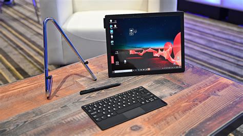 Led battery status displays on the side, and when you do need a more juice, simply fold the device around the keyboard to charge wirelessly. Το Lenovo ThinkPad X1 Fold είναι το πρώτο αναδιπλούμενο PC ...