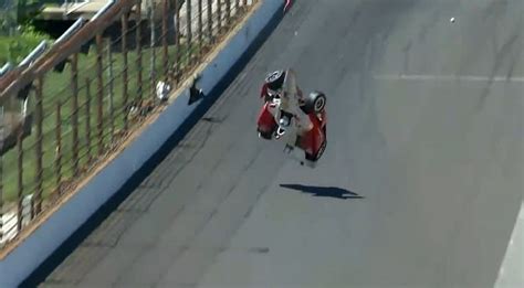 The win ties castroneves with a.j. VIDEO: Helio Castroneves over de kop tijdens Indy 500 Training