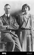 George VI y su esposa Elizabeth Bowes-Lyon en 1923 poco después de su ...