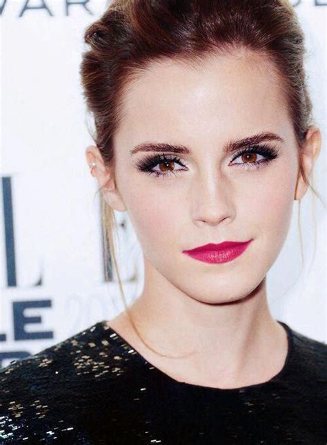 Emma Watson At The Elle Style Awards Makeup Look Soft Eyeliner Red