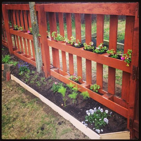 8 Cool And Easy Diy Pallet Fences To Build Yourself Shelterness