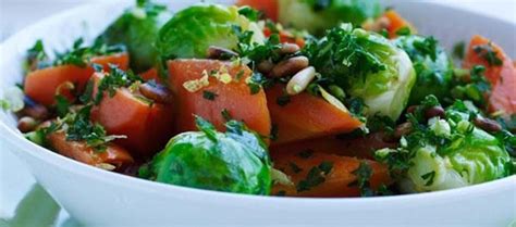 Vi spreder grøntsagerne i en gryde, hæld olivenolie, tilsæt krydderier og steges ved høj varme i 3. Sauterede gulerødder og rosenkål - se opskriften her