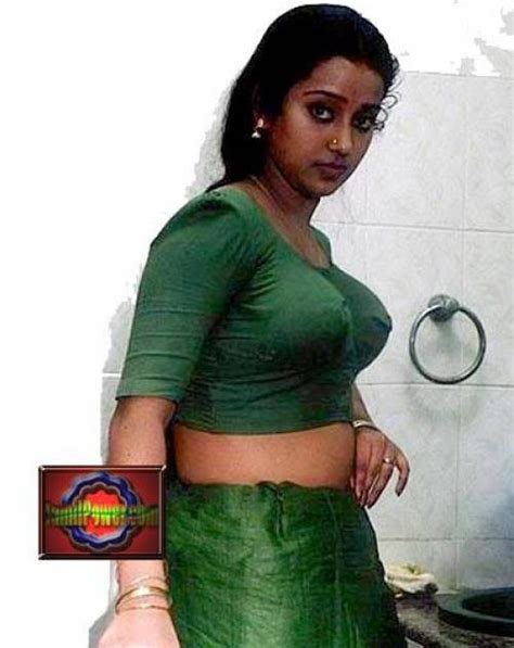 Very Sexy Mallu Aunty Showing Hot Navel And Spicy Blouse