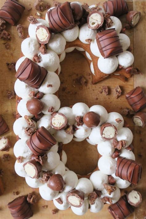 Then add sugar and mix for 5 secs speed 4 or until mixed in. Number Cake vanille, praliné & Kinder - Lulalovegood