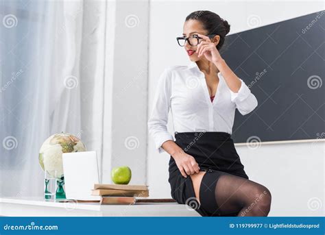 Jeune Professeur Sexy Dans Les Bas Se Reposant Sur Le Bureau Image Stock Image Du Dispositif