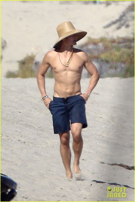 Orlando Bloom Goes Shirtless In Hot New Beach Photos Photo 3705520