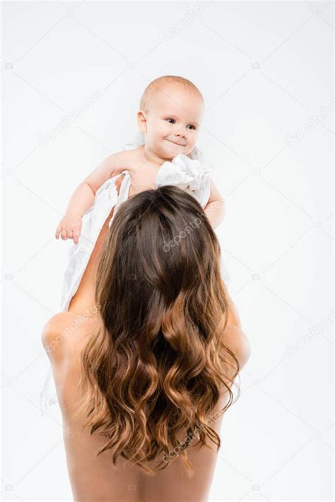 Vista Trasera De La Madre Desnuda Abrazando Al Beb Sonriente Aislado