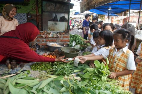 Belajar Membeli Sayuran Ke Pasar Tradisional