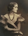 Photograph-of-Barbara-Hutton-wearing-her-Cartier-jadeite-bead-ruby-and-diamond-necklace-19331