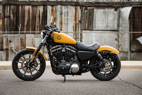 Ténébreuse épurée au profil légendaire. 2019 Harley-Davidson Iron 883™ Motorcycles Junction City ...