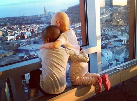 Jedna mama je ulovila najljepši trenutak dviju malih djevojčica koje se bore s rakom I slomit