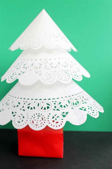 Make This Paper Christmas Tree From Doilies Angie Holden The Country