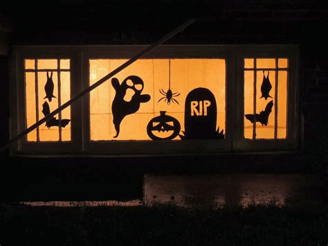 Spooky Halloween Windows Decoration Ideas