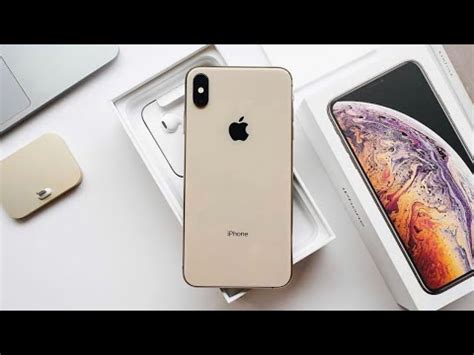 The two phones come in silver, space gray, and gold. iPhone Xs GOLD Unboxing! - YouTube
