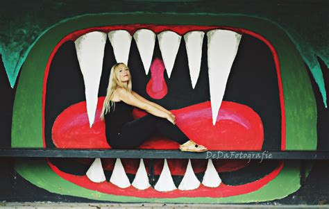 Monster Vs Blonde Lady Foto And Bild People Photography Outdoor