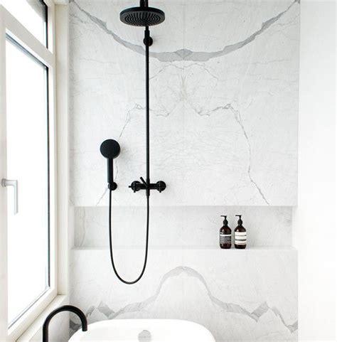 Gjør badet sofistikert med sort | bademiljø. BADEROMSDRØM I SORT OG HVITT | Baderom design ...