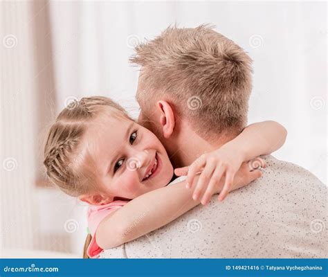 Muchacha Que Abraza A Su Padre Foto De Archivo Imagen De Cara