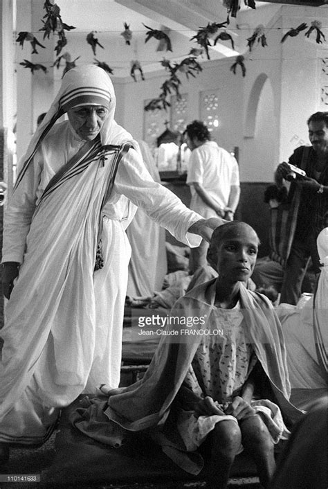 Mother Teresa And The Poor In Calcutta India In October 1979 Mother Theresa Picture Mother