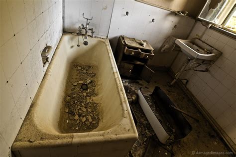 Abandoned Bathroom In A Hotel Banho Abandonado