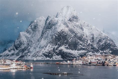 Reine Islas De Lofoten Noruega Paisaje De Nieve Foto De Archivo