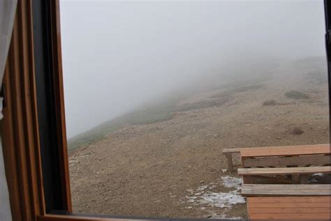 中途半端な残雪が みすぼらしいです。 薬師岳山荘