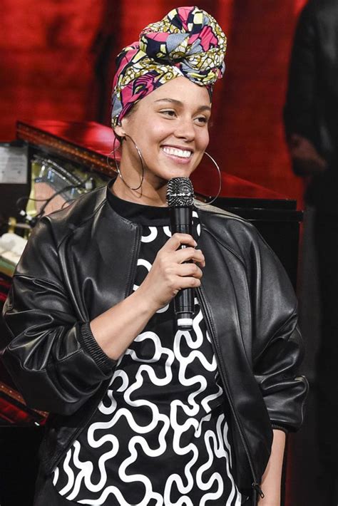 Alicia Keys Went Makeup Free In A Jw Anderson Top At The Che Tempo