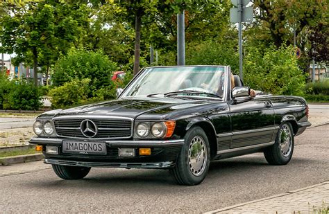 When a new mercedes appears, it is a new car. with these words, the 350 sl was rung out and the new sl product range rang in. MERCEDES-BENZ SL R107 1971 - 1989 | Oldtimertreffen ...