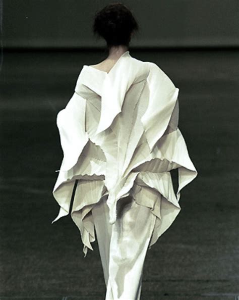 Issey miyake est un créateur de mode né en 1938 à hiroshima, au japon. I'm a cyborg but that's OK — rovrsi: Issey Miyake f/w 1999 ...