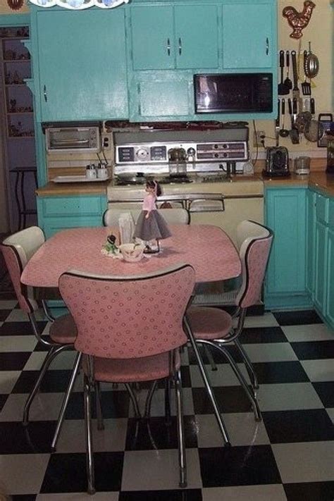 Jaren 50 Keukens Roze Diner Set In Vintage Keuken Door Saskiameyer