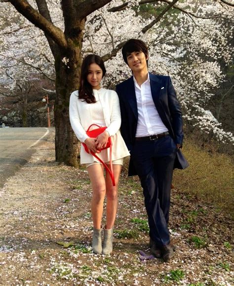 Shin sae kyeong /@___sjkuksee youtu.be/jgna1vppez0. Song Seung Hun and Shin Se Kyung take couple photo under ...