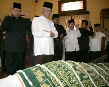 Bacaan mandi wajib yaitu nawaitul ghusla lirof'il hadatsil akbari fardhol lillahi ta'ala. Memandikan Jenazah