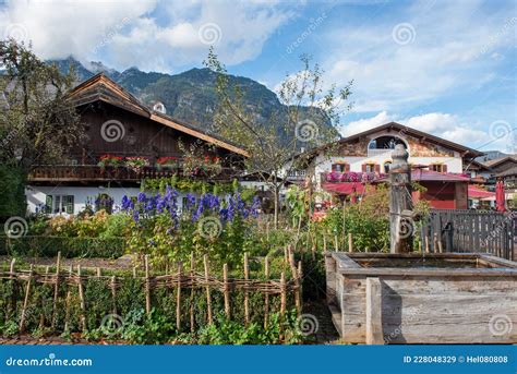 Garmisch Partenkirchen Old Water Well Alpin Houses Wooden Balcony
