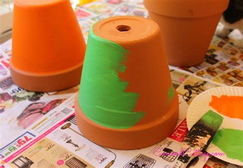 The empty water bottle is filled with hair gel, glow in the dark paint, and glow in the dark mini stars. Paint outdoor pots with glow in the dark paint....hhhmmmm ...