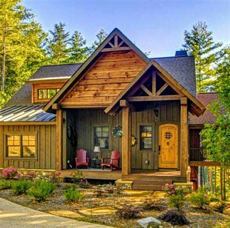 Pin By Eric Hall On Cabins And Cottages In 2020 Small Lake Houses