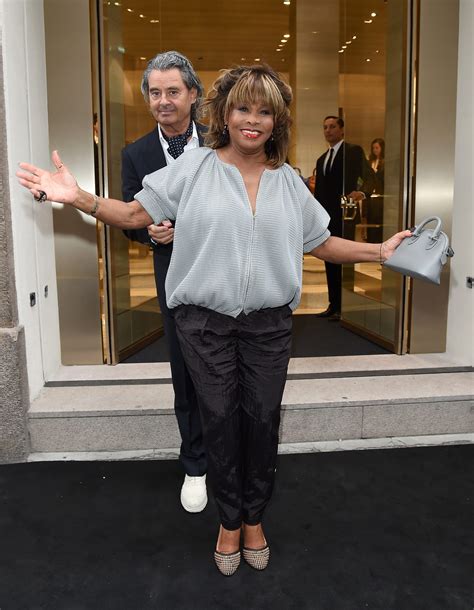 Tina Turner Et Son Mari Erwin Bach Sortent D Une Boutique Armani Hot