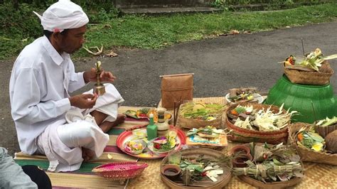Sarana Hindu Bali Ngulapin Upacara Kembalikan Bayu Seimbangkan Catur