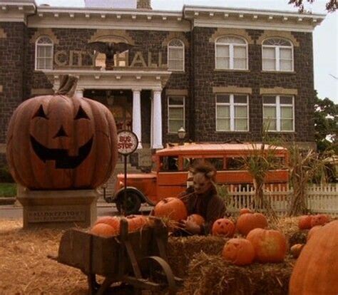 .released the best halloween movie franchise ever with *drum roll* the halloweentown series. Halloweentown | Halloween town, Halloween wallpaper ...