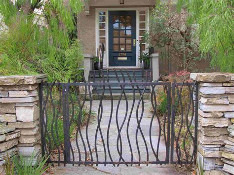 Stunning Small Front Gate That Makes Your House Attractive The