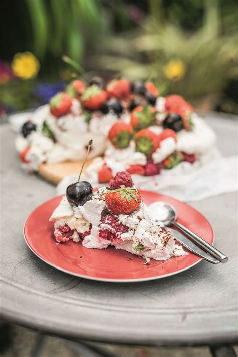 With all these amazing raw vegan desserts, you may never choose to cook anything ever again. The 5 Best Pavlova Recipes Ever - The Happy Foodie