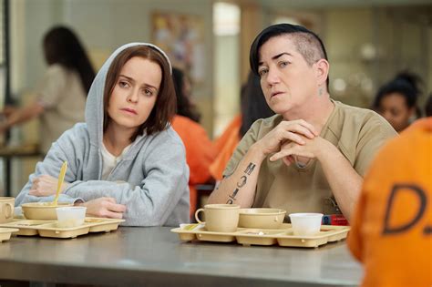 [photos] orange is the new black season 4 first look piper in trouble variety