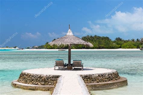 Palapa And Sunbeds By Sea On Maldives Beach — Stock Photo © Syda