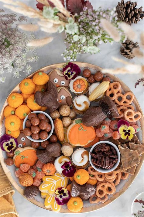 Historically, i have to excuse myself from the table early after a bite or two of grandma's signature pumpkin pie, but this year, i'm not letting my gluten sensitivity stand in the way of dessert. An Easy Thanksgiving Dessert Platter - Sugar and Charm